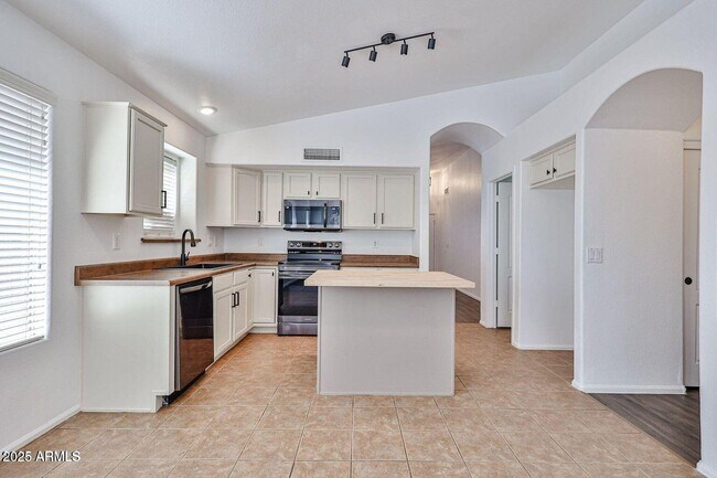 Primary Photo - 2411 W Oberlin Way