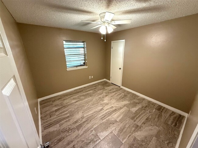 Building Photo - 2320 14th Ave N