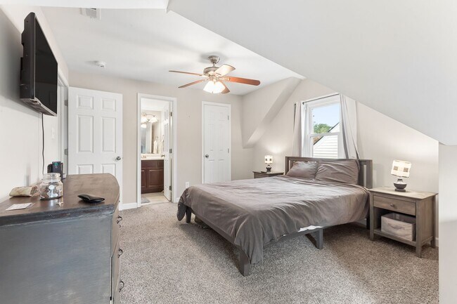Building Photo - Renovated Bayview Beach Home!