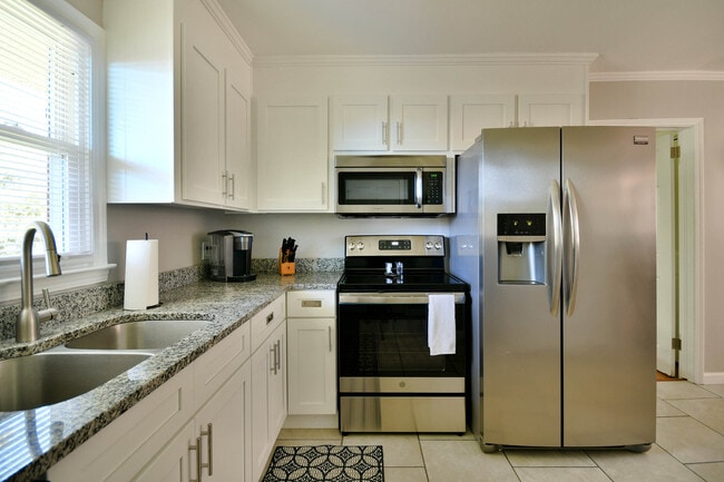 Building Photo - 3011 Manchester Cir