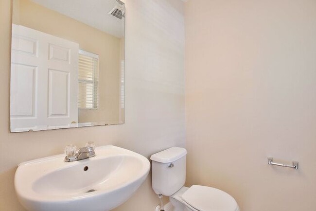 Building Photo - Spacious 3/2.5 End-Unit with Breathtaking Lake Views in Sanford!