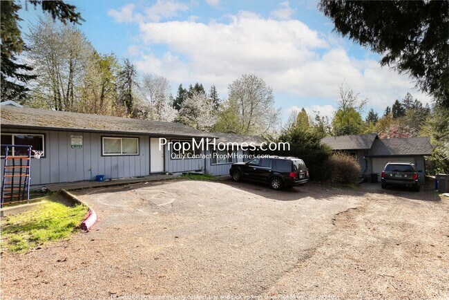 Building Photo - Three Bedroom Home in NE!