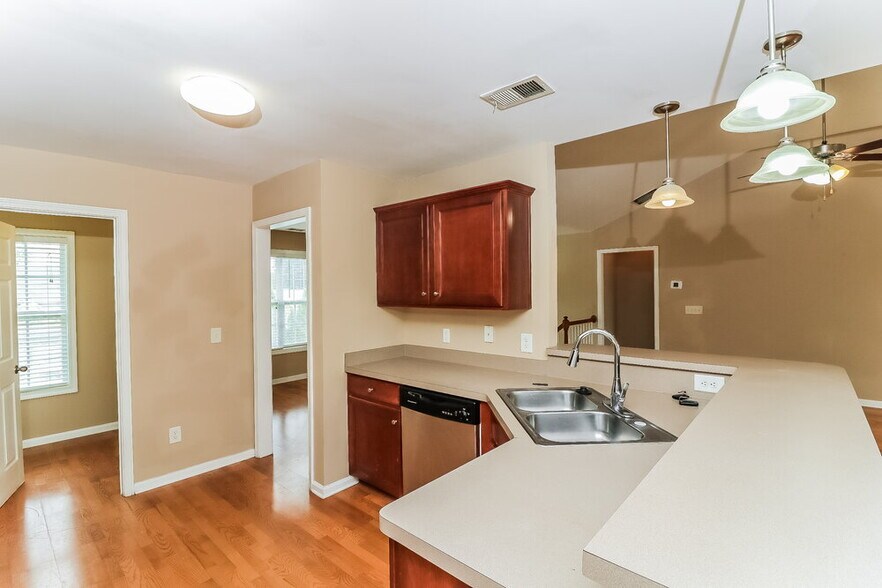 Building Photo - 460 Kyles Cir