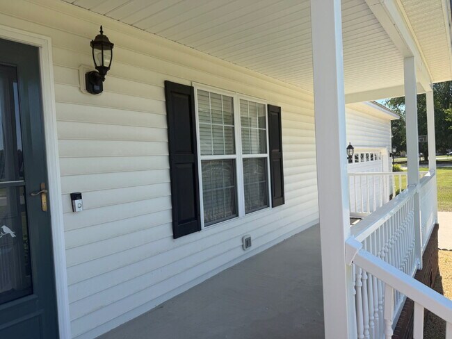Building Photo - Updated 3 BR Home in Woodridge Estates~LAWN CARE INCLUDED