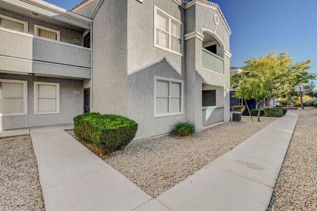 Building Photo - LOCATION! LOCATION! LOCATION! Move-in read...