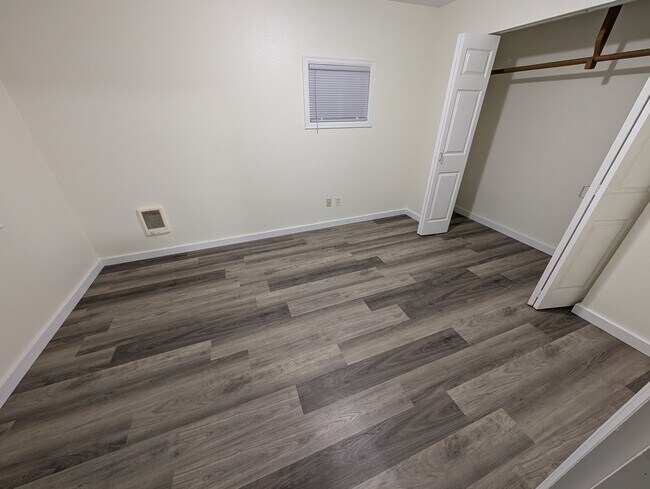 Building Photo - 2 Bed/1 Bath House - 5 min to Lakewood Towne Cntr w/ fenced back