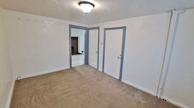 Building Photo - 104 W King St