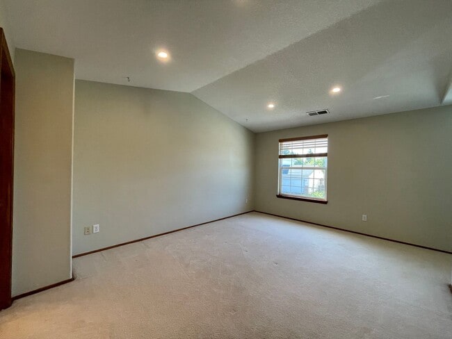 Building Photo - Bright 3 Bedroom 2.5 Bathroom House ~ Wash...