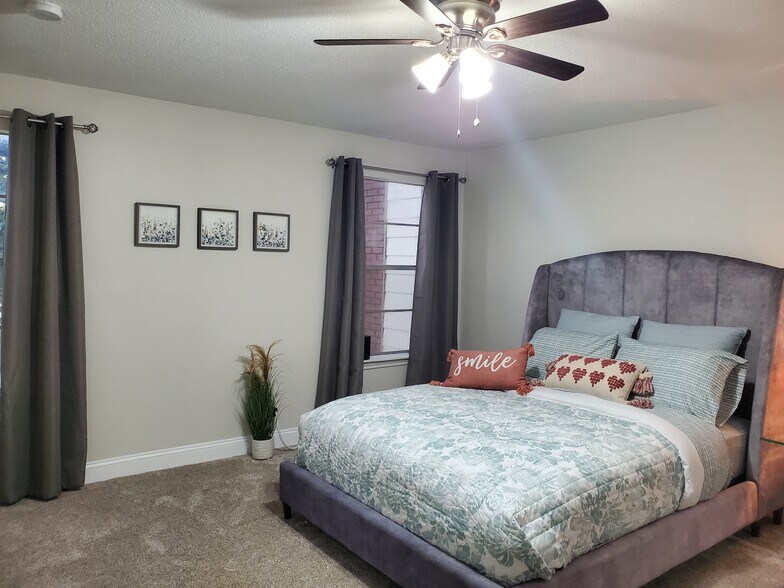 Building Photo - 1161 Lake Ave