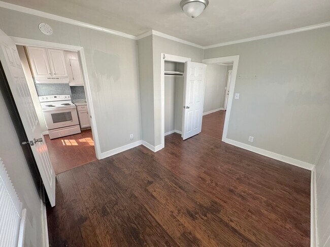 Building Photo - 104 Cushing St