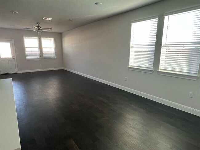 Building Photo - 15501 Ellinger Dr