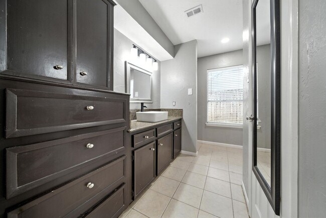 Building Photo - 13310 Ravensway Dr