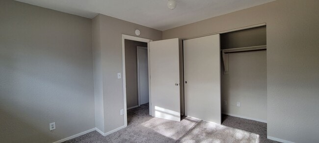 Building Photo - Newly Updated 3 Bedroom 1 Bath Home Close ...