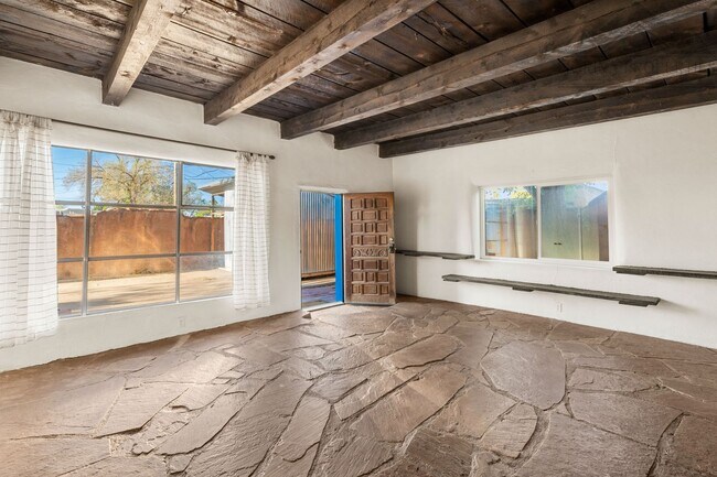 Building Photo - Rustic Santa Fe Charm on Kathryn Ave.