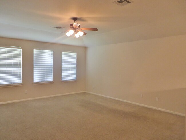 Building Photo - 3 Bedroom 2 Bathroom Villages of Berry Cre...