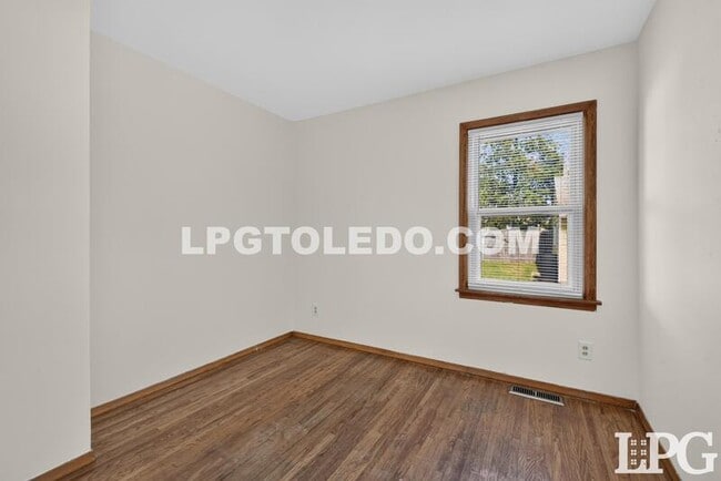 Building Photo - 1525 Akron St