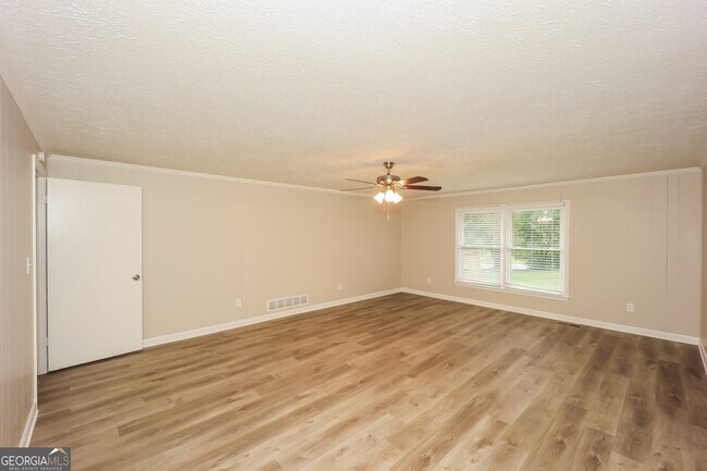 Building Photo - 600 Emerald Dr