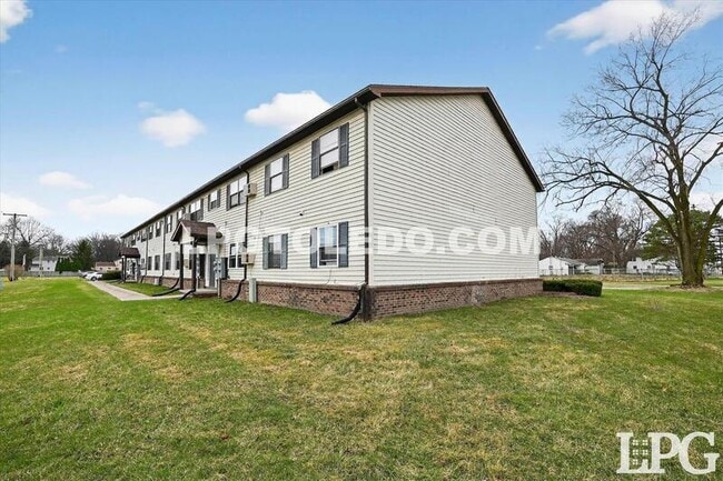 Building Photo - 1230 Bedford Woods Dr