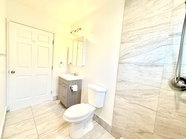 Building Photo - Charming front house 2b/d 2 b/a