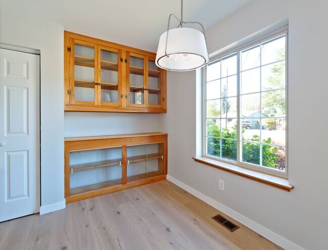 Building Photo - 721 Crown Dr