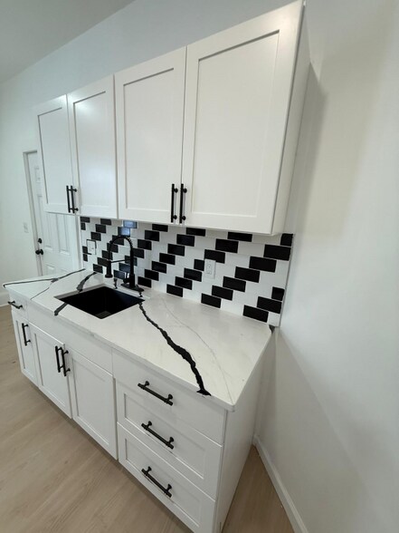 Building Photo - 1447 W 101st St