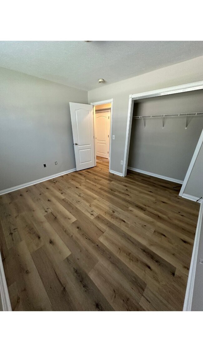 Building Photo - 6536 Oak Crest Dr
