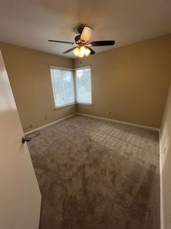 Building Photo - 4BR / 2.5 bath with over 1700 square feet....