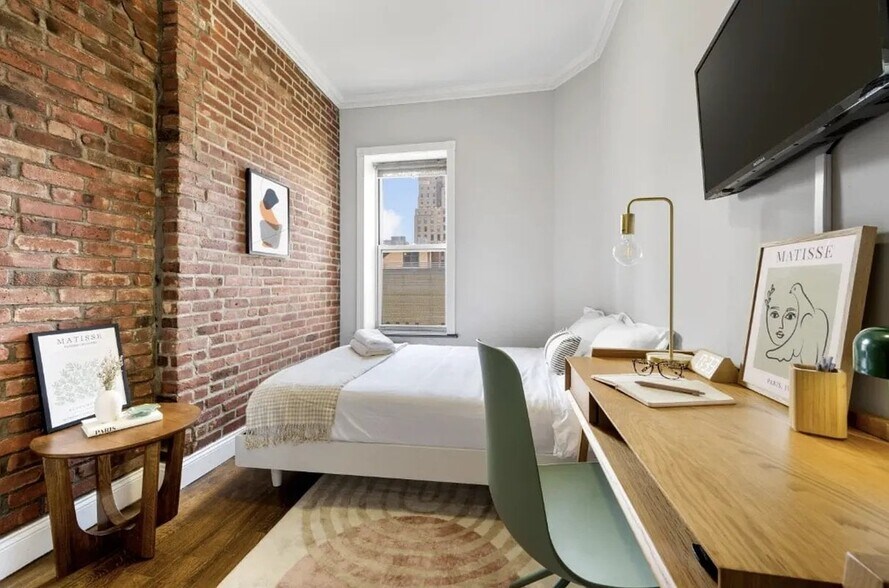 Building Photo - 437 W 53rd St