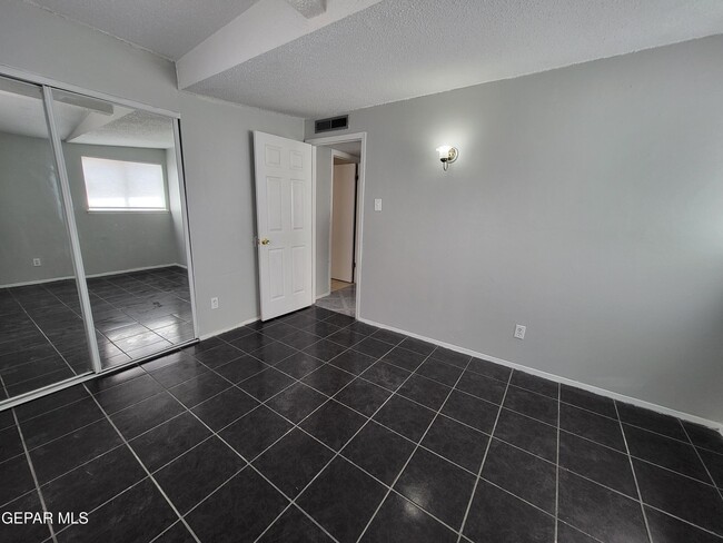 Building Photo - 302 Limonite Cir