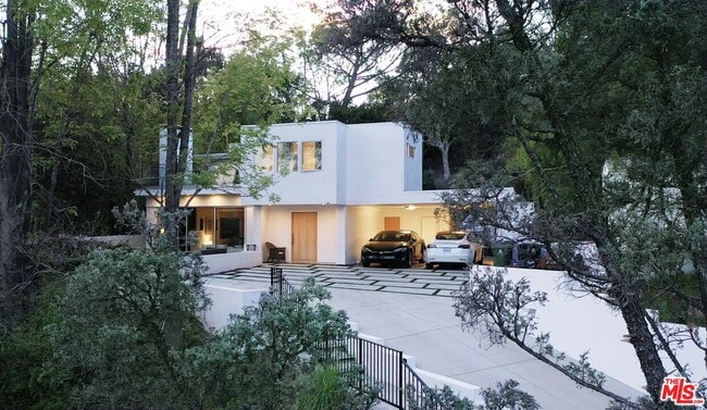 Building Photo - 2690 Zorada Dr
