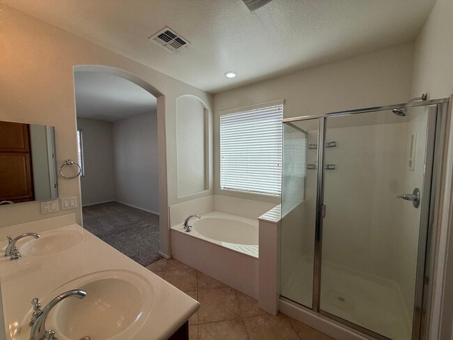 Building Photo - 906 W Glenmere Dr