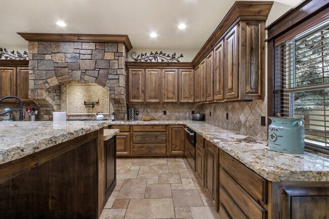 Building Photo - 5605 N Morpheus Pl