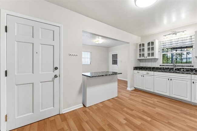 Building Photo - 2711 W Heiter St