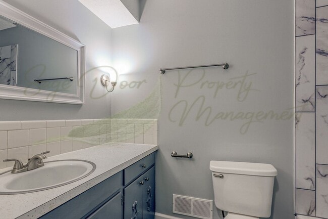 Building Photo - LOTS OF NATURAL SUNLIGHT!!!