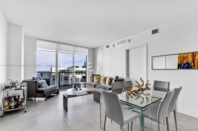 Building Photo - 1300 Brickell Bay Dr