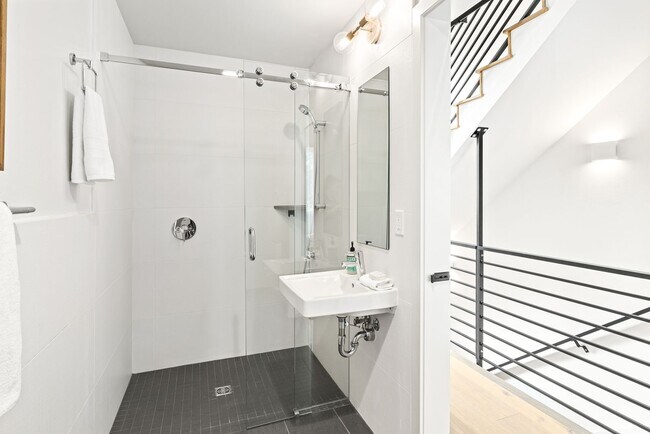 Building Photo - Wallingford Townhome