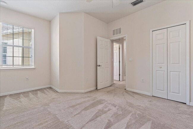 Building Photo - Gorgeous Light & Bright 3 Bedroom 2.5 Bath...