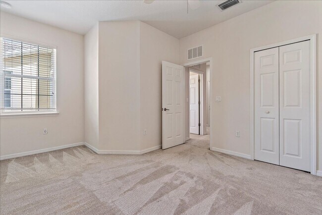 Building Photo - Gorgeous Light & Bright 3 Bedroom 2.5 Bath Townhome with Garage!!