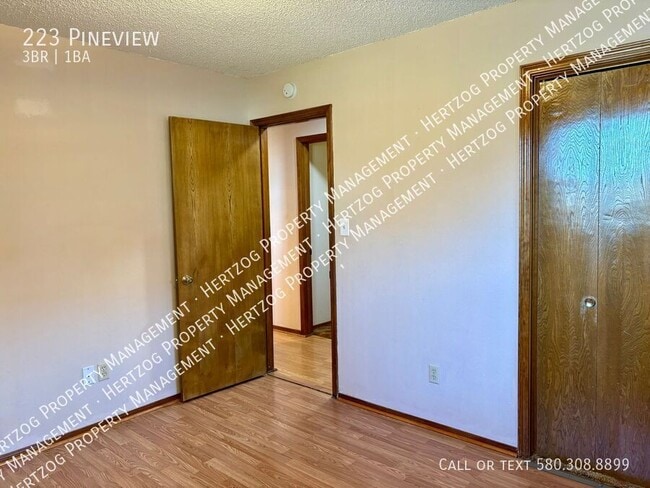 Building Photo - 223 Pineview-