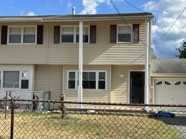 Primary Photo - 710 Maple St