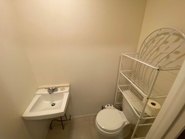 Building Photo - Family and pet friendly ANNUAL LEASE just ...