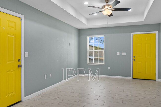 Building Photo - 1021 E Adams Ave