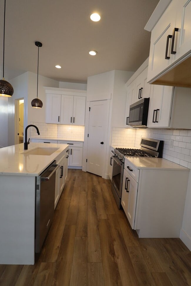 Building Photo - Upgraded Pet Friendly Lehi townhome