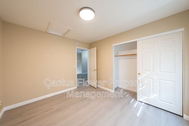 Building Photo - 970 N Willow St