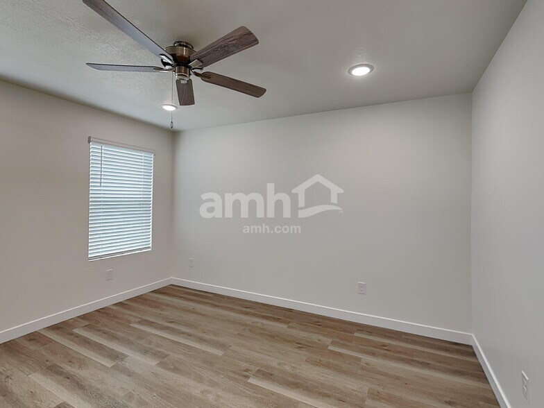 Building Photo - 1284 W Mahogany St