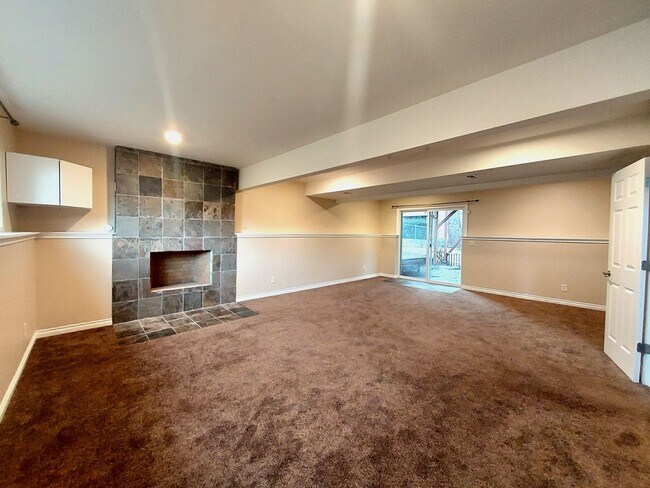 Building Photo - HUGE 5 Bedroom Home - Federal Way