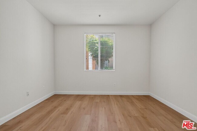 Building Photo - 360 W Ave 26
