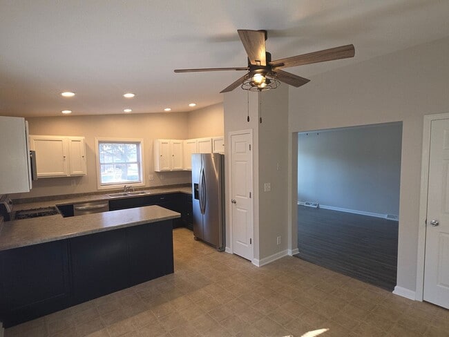 Building Photo - Southside Kenosha 4 bedroom