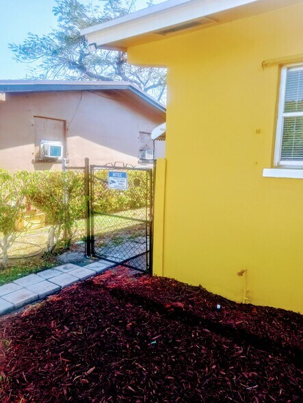 Building Photo - 131 NW 14th Ave