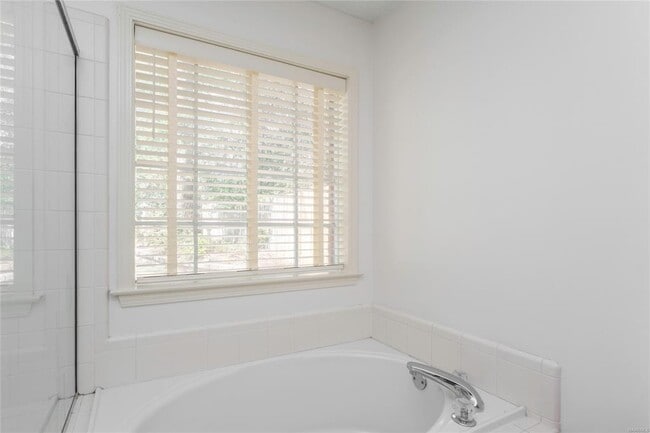 Building Photo - 561 Pine Tree Ln